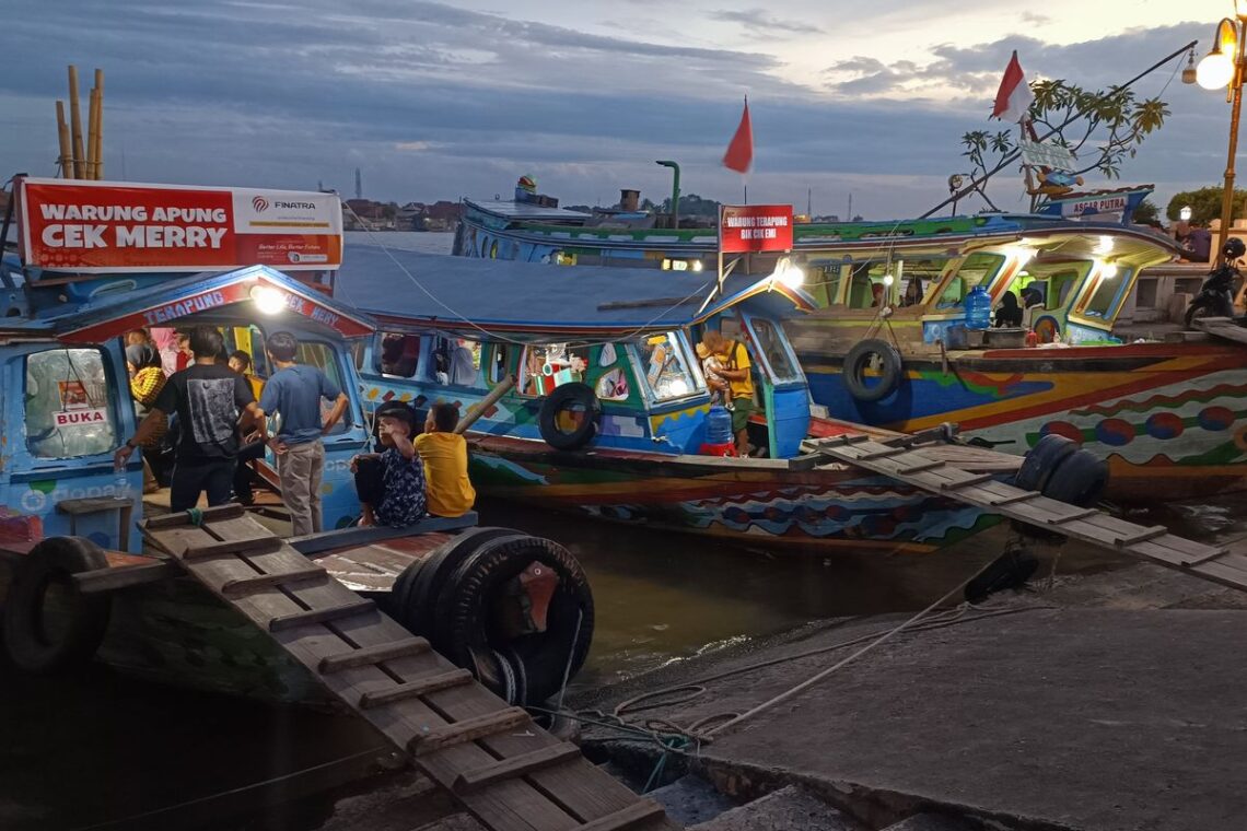kuliner kapal terapung Cek Mery