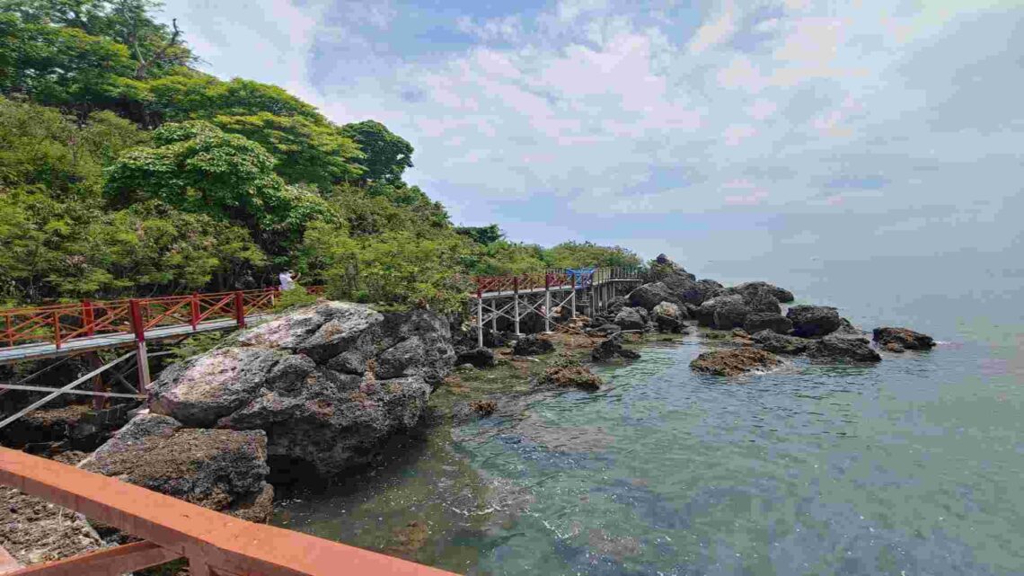 Wisata Pantai Jumiang