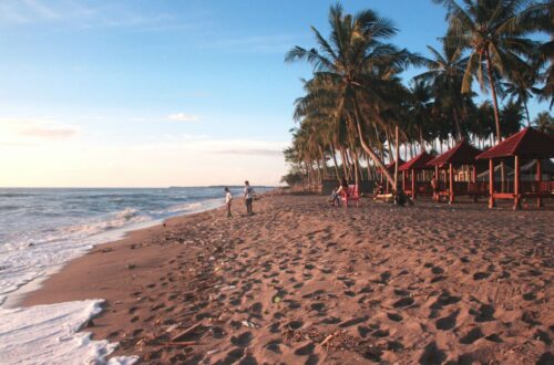 Wisata Pantai Lowita